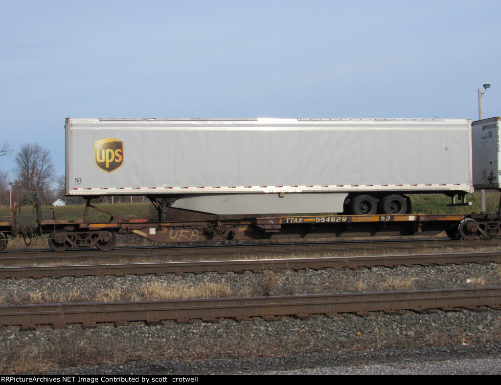 UPS trailer on a spine car